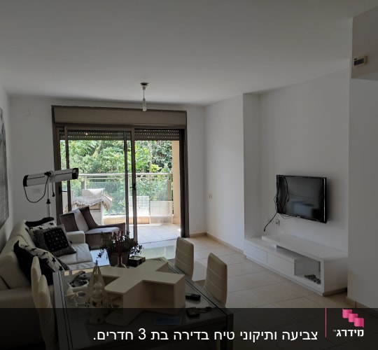 תמונה גדולה של גשר תלוי על קיר לבן